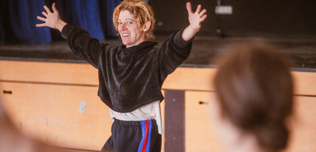 Amberg. Am Sonntag, 10. Mai 2026, gibt es im Wallmenichhaus kostenfreie Tanzworkshops mit Choreografin Nadine Gerspacher. Kinder von sieben bis zwölf tanzen von 10 bis 11 Uhr, ab 16 geht es von 11.30 bis 13.30 Uhr weiter.