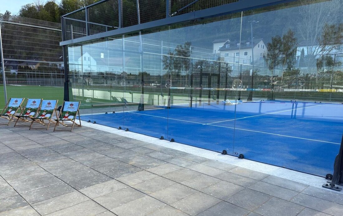 Rieden. Am 9. Mai kann der neue Padel-Court am Sportgelände von neun Uhr bis 13 Uhr kostenlos getestet werden. Anlass ist das Familienfest HerzMomente; Buchung als Team aus vier vorab nötig, Schläger und Bälle stellt der Verein.