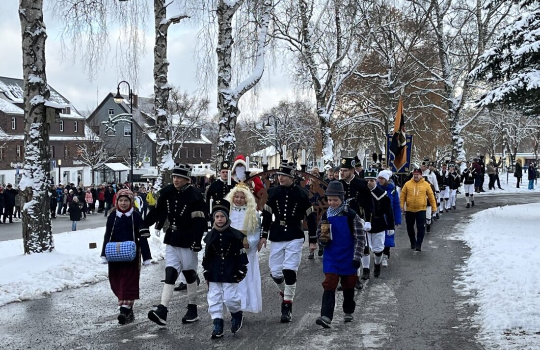 Burglengenfeld. Am 13. Dezember 2025 gibt es eine kostenlose Fahrt zum Schwibbogenfest nach Johanngeorgenstadt, Abfahrt 8.30 Uhr, Rückfahrt 19.30 Uhr über Schwarzenberg, Ankunft 22.30 bis 23 Uhr.