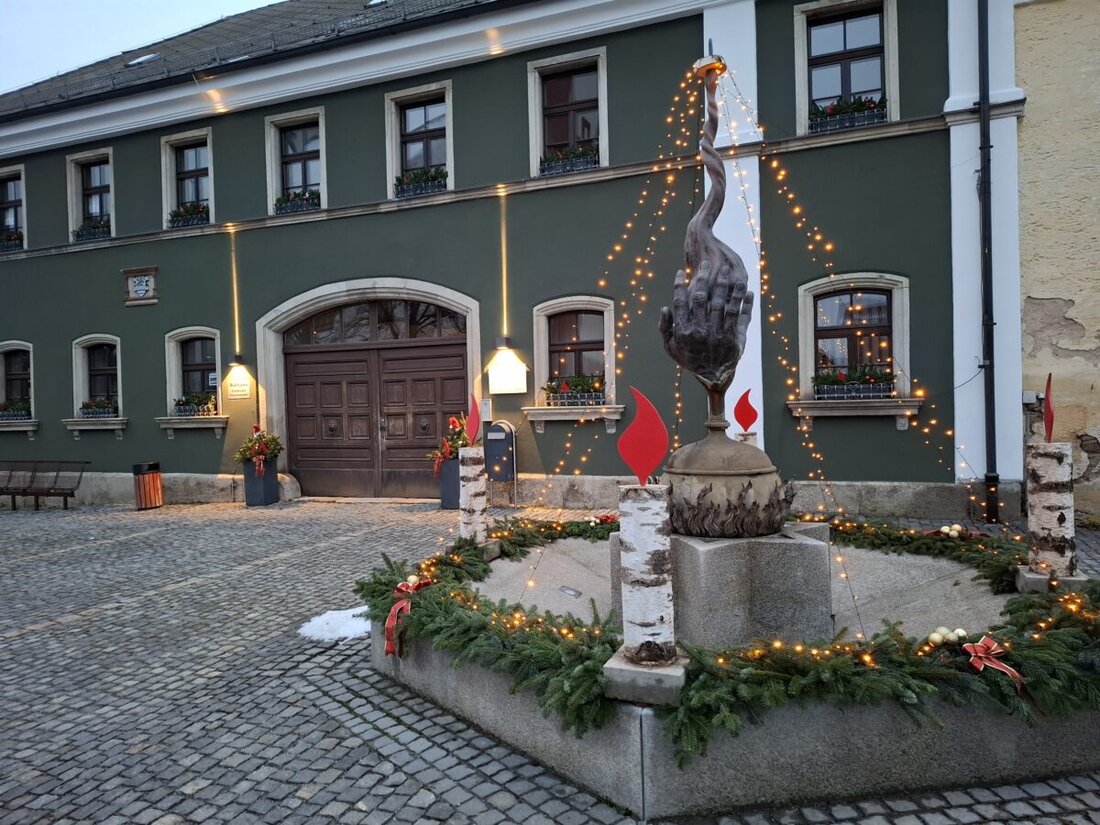 Eslarn. Am 24. Dezember laden Ehrenamtliche nach der Kinderchristmette zu kostenlosem Glühwein und Kinderpunsch am Rathaus ein, begleitet von den Werkstattmusikanten zwischen 17 und 18 Uhr. Eingeladen sind Jung und Alt.