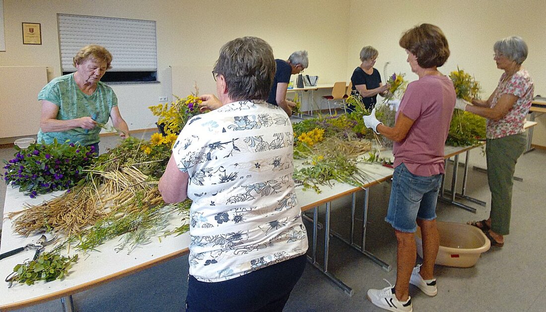 Schirmitz. Trotz der langen Hitze sammelten Frauen des Frauenbundes Schirmitz Kräuter und banden zu Maria Himmelfahrt duftende Büschel. Vor dem Gottesdienst verkauft und gesegnet, kommt der Erlös einem sozialen Zweck zugute.