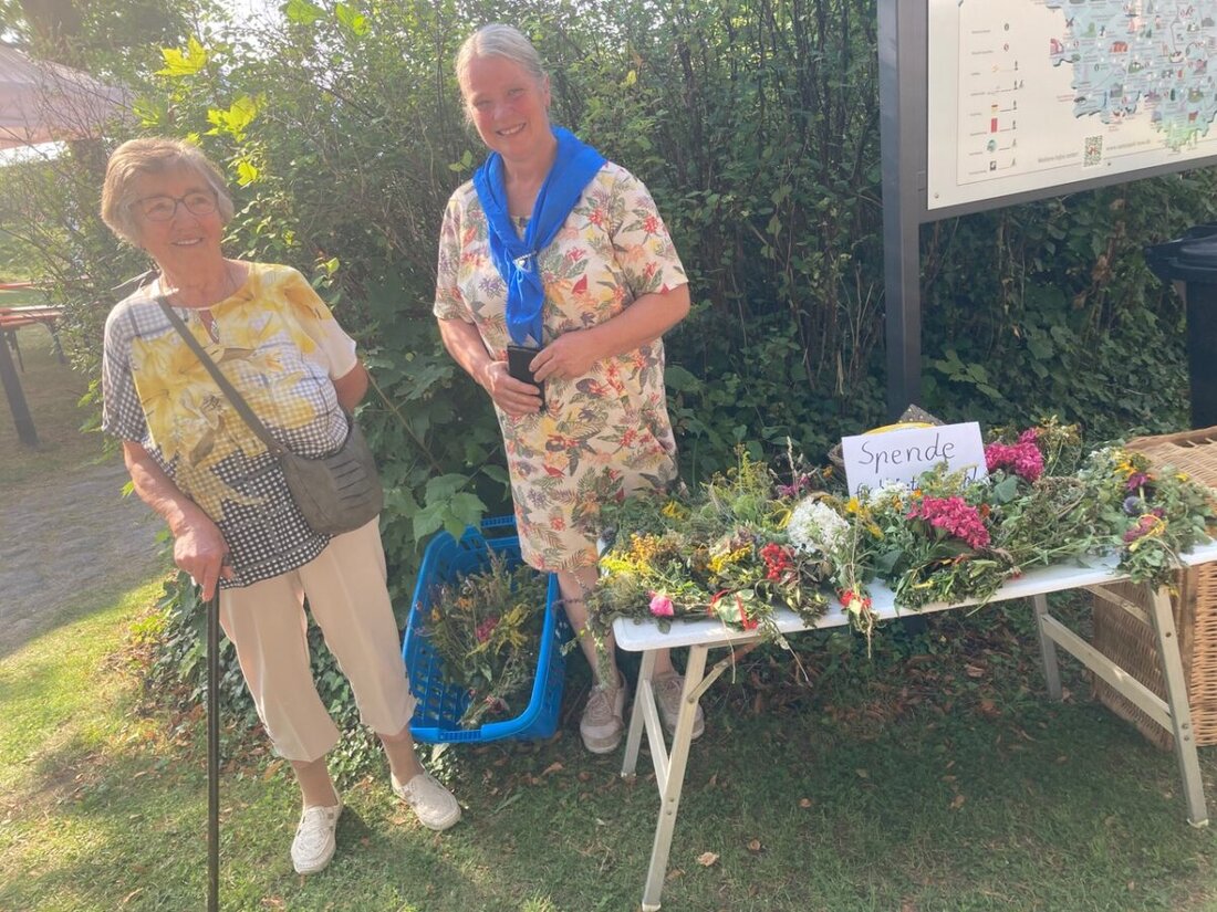 Leuchtenberg. Beim Bürgerfest segnete Pfarrer Adam Nieciecki auf der Burg Kräuterbüschel, bevor er in den Ruhestand geht. Über 70 Kräuterbüschel wurden vom Katholischen Frauenbund für den Maria Himmelfahrtstag vorbereitet.