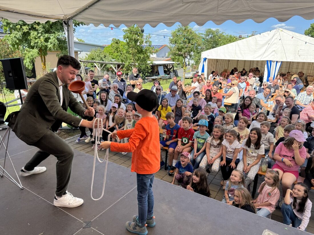 Schlammersdorf. Das Bürgerfest zeigt, wie eine kleine Gemeinde groß feiert: mit Festgottesdienst, Blasmusik, Lebend-Kicker und vielen kulinarischen Glücksmomenten. Alle zwei Jahre wird das Bürgerhaus zum Kraftort der Freude.