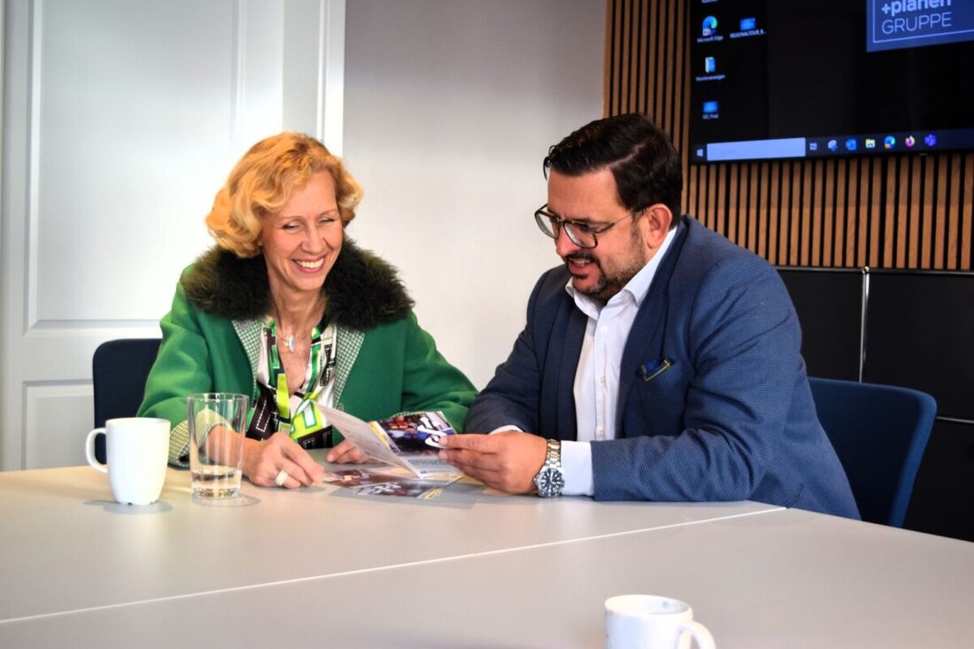 Burglengenfeld. D-Ärztin Dr. Nicola Jansen von der Asklepios Klinik im Städtedreieck und Geschäftsführer Fabian Biersack von beraten und planen sprachen über BG-Durchgangsarztverfahren, Teamkultur und Kunst.
