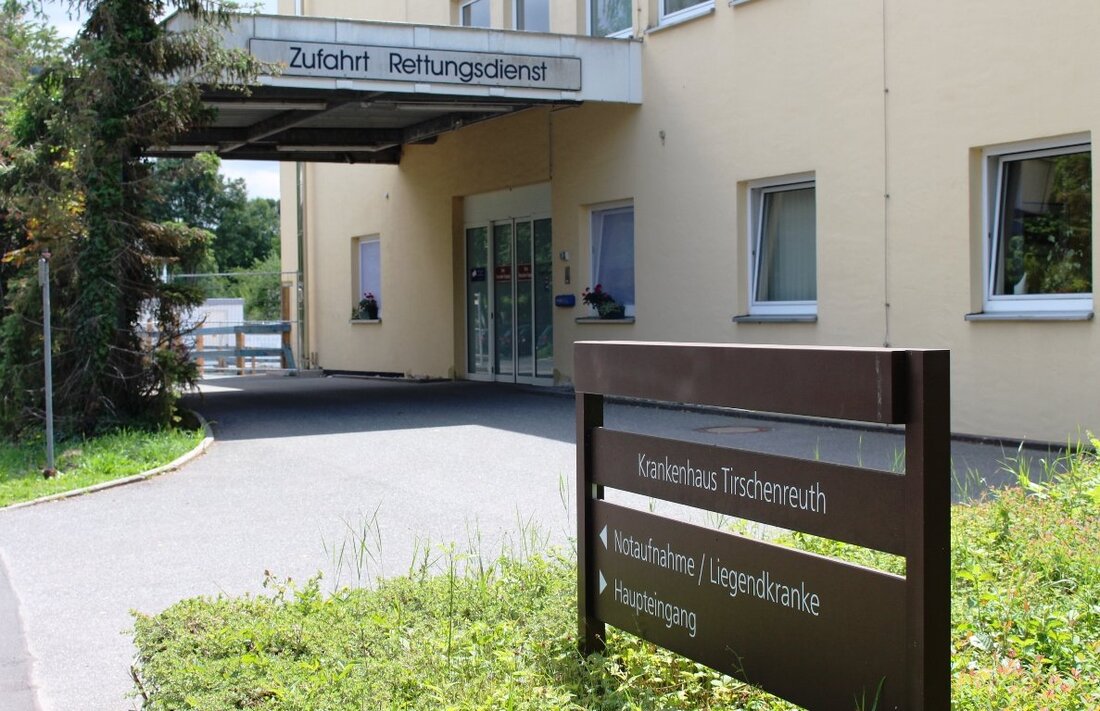 Tirschenreuth. Ein schweres Metallteil fiel in einem Tirschenreuther Metallverarbeitungsbetrieb auf einen Staplerfahrer (50). Dabei erlitt er Platzwunden am Kopf.  Wie die Polizei Tirschenreuth mitteilt, wollte der Staplerfahrer gerade ein Kabinenteil [&hellip;]