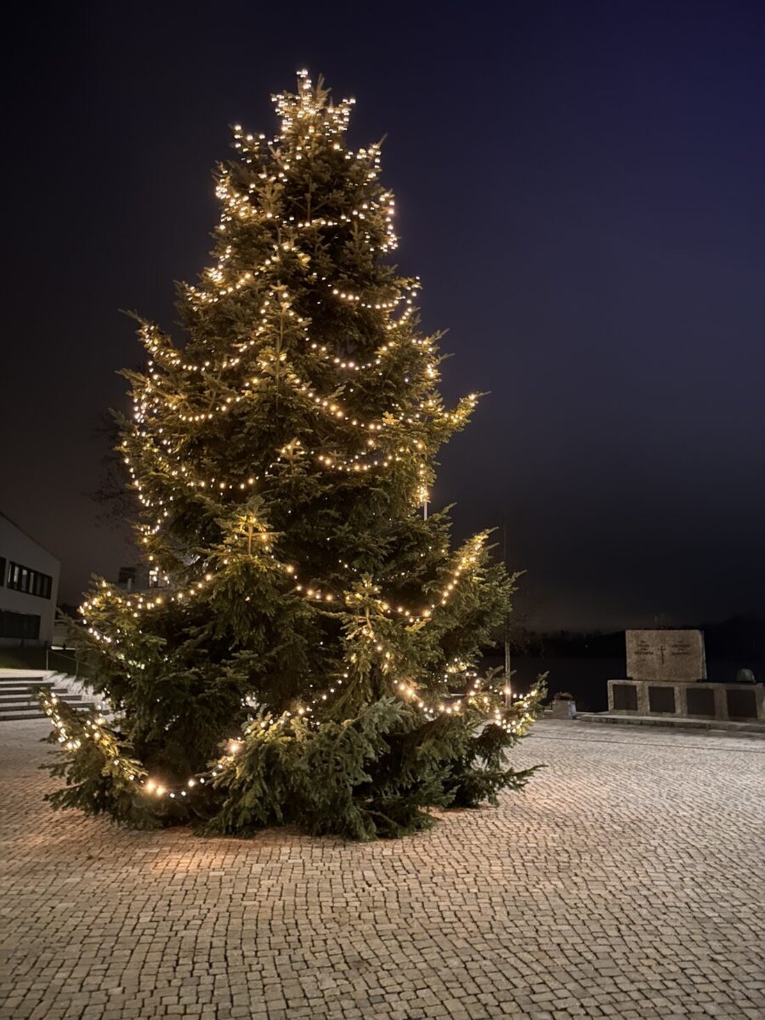 Weiherhammer. Bei der Jahresschlusssitzung richtete Zweiter Bürgermeister Julian Kraus eine Weihnachts- und Neujahrsbotschaft an die Bürger und dankte vielen Engagierten. Genesungswünsche sandte er an Rathauschef Ludwig Biller.