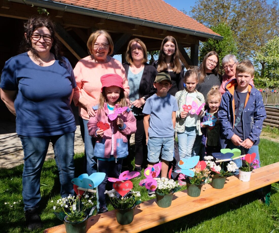 Floß. Über 40 Kinder haben im "Garten der Sinne" Blumenstecker gebastelt, um ihre Mütter zu beschenken. Eine Aktion des Obst- und Gartenbauvereins, die Freude bei Kindern, Betreuern und Müttern auslöste.