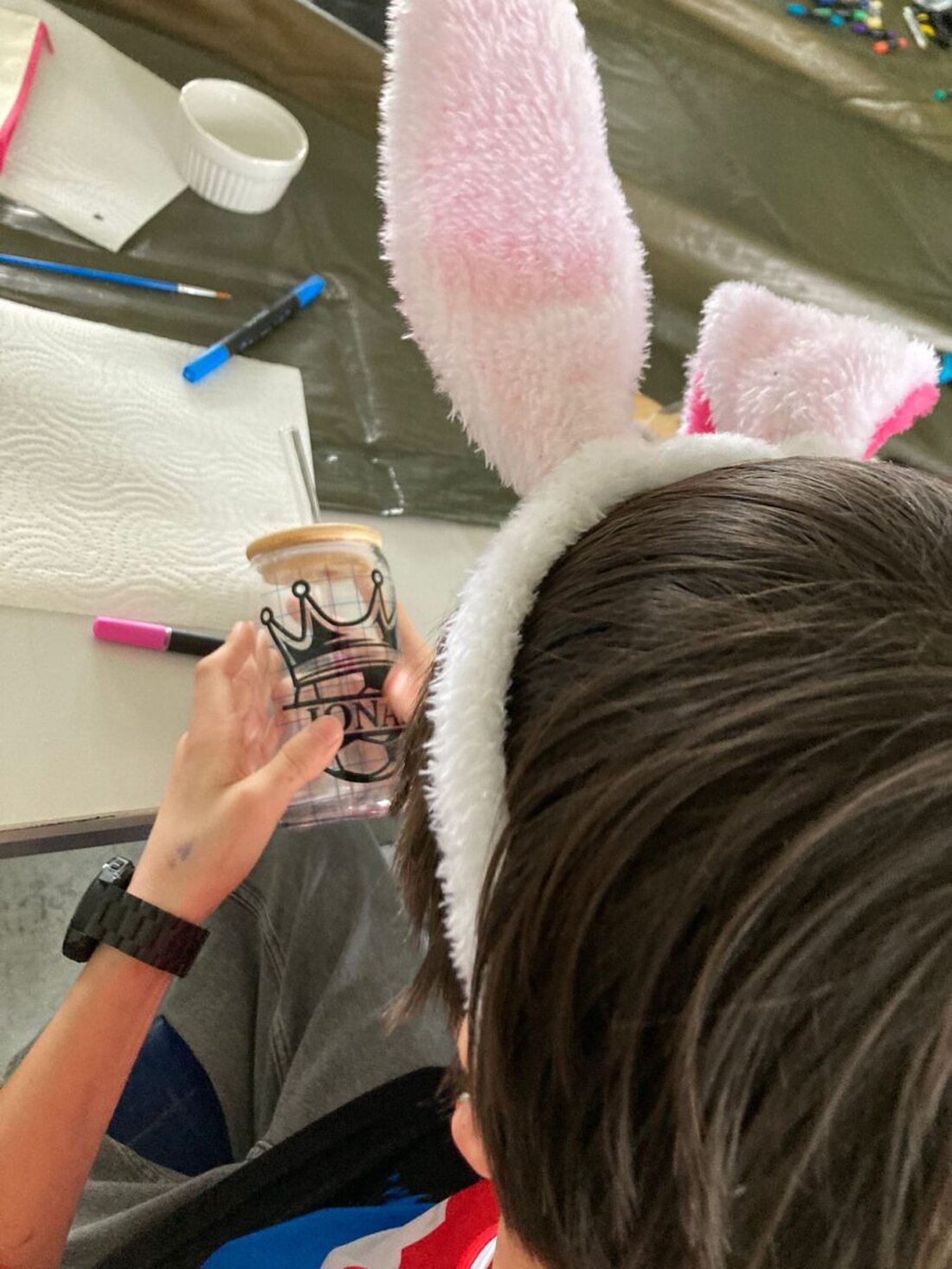 Eschenbach in der Oberpfalz. In der Ganztagsbetreuung der Wirtschaftsschule gestaltete die Klasse sieben c Federmäppchen, Gläser und Tassen mit Acrylfarben und Plotter. Snacks und Gemeinschaft sorgten für Osterstimmung.