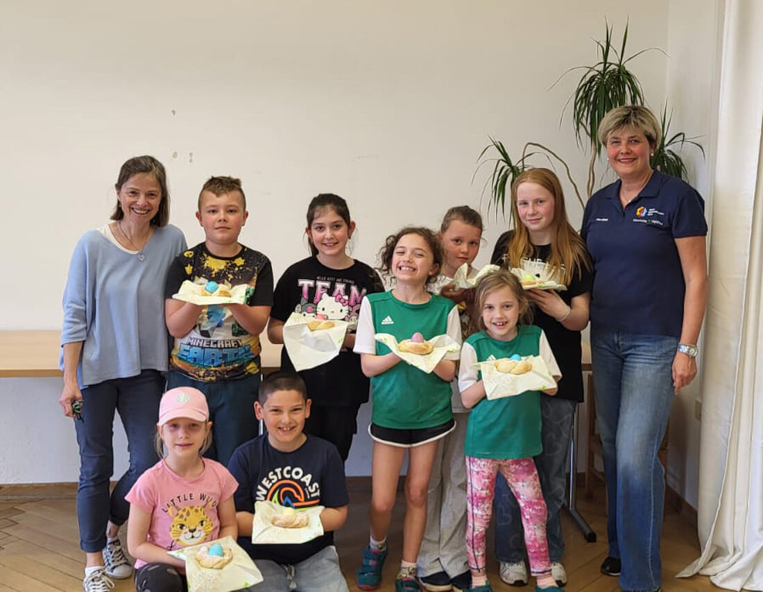 Maxhütte-Haidhof. Die Stadt veranstaltete kurz vor Ostern eine Backaktion für Kinder und Jugendliche, die geflochtene Teignester backten und Ostereier kreativ färbten.