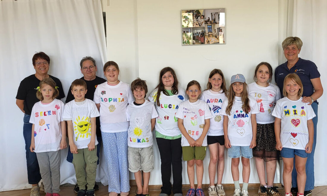 Maxhütte-Haidhof. Im MehrGenerationenHaus gestalteten Kinder und Jugendliche in den Pfingstferien eigene Motive beim T-Shirt-Druck. Ehrenamtliche halfen, danach gab es Hotdogs; die Shirts nahmen alle stolz mit nach Hause.