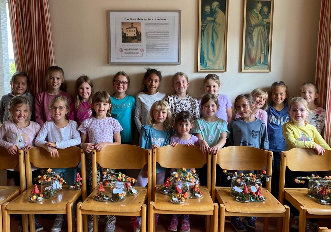 Pechbrunn. Im Gemeindehaus Groschlattengrün erlebten 18 Kinder einen kreativen Nachmittag. Bemalte Herbstgläser, wollige Kürbisse und kleine Belohnungen sorgten für leuchtende Augen – plus Extra für angehende Schulkinder.