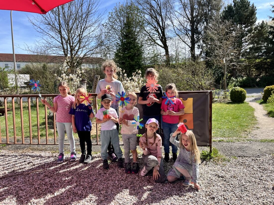 Floß. Elf Kinder bastelten im Kulturbahnhof "KUBA" bunte Windlichter und Blumenstecker, brachten Freude und Kreativität in die Osterferien. Veranstalter planen weitere Kreativtreffen für alle Altersgruppen.
