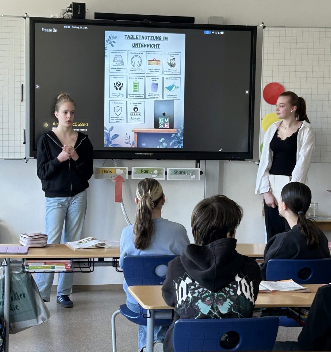 Erbendorf. An der Mittelschule entsteht ein Regelplakat für iPads. Im Deutschunterricht erarbeitete die Schülerschaft Regeln, setzte sie mit Canva und KI um und stellte das Siegerplakat in allen Klassen vor.