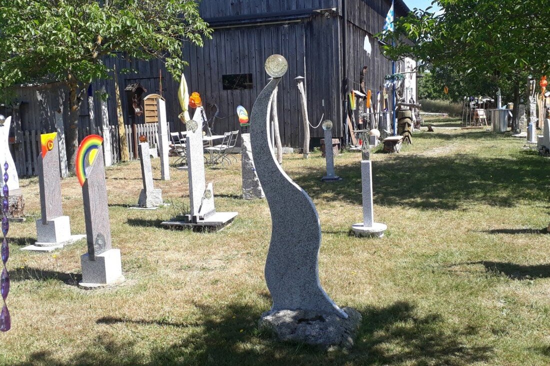 Hildweinsreuth/Flossenbürg. Seiner Kreativität freien Lauf lassen – diesem Motto folgt der Künstler Heinz Richter aus Flossenbürg seit einigen Jahren. Nachdem der stressige Alltag so langsam zu neige ging, entdeckte der Flossenbürger [&hellip;]