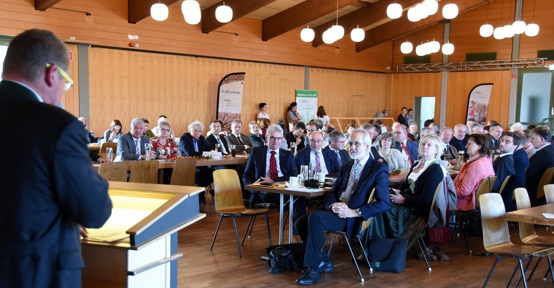 Floß. „Die neue GAP-Reform – Glücksfall oder Desaster“ lautete das Hauptthema des Kreisbauerntages in der Flosser Mehrzweckhalle, zu dem eigentlich Europaabgeordneter Albert Deß referieren sollte. Krankheitsbedingt musste der allerdings kurzfristig [&hellip;]