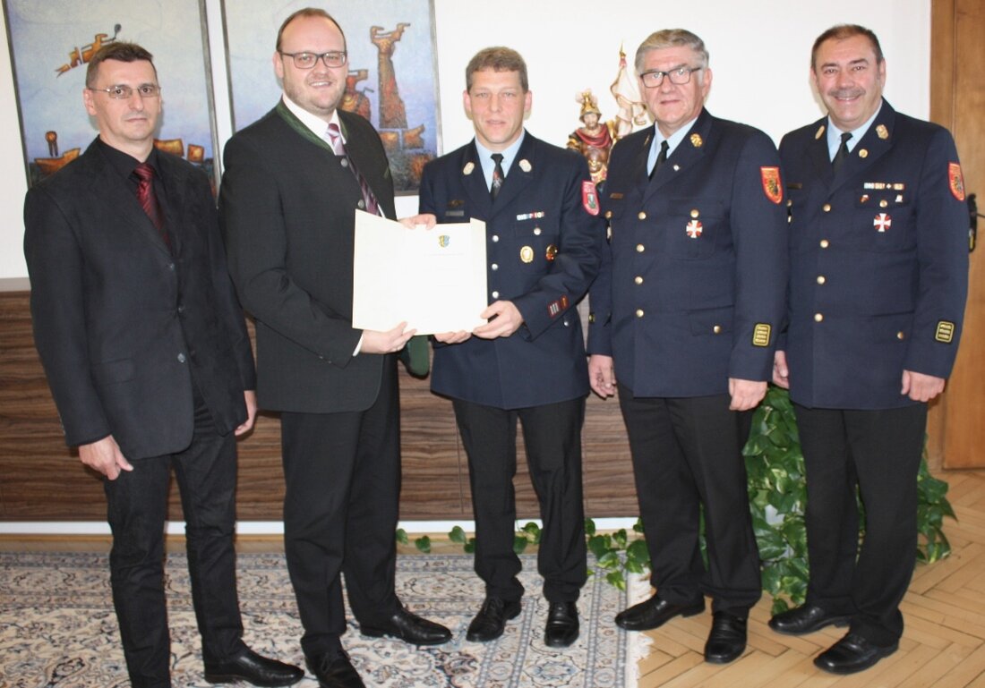 Neustadt/WN. Nachdem Gerhard Gösl seinen Posten in der Führungsriege der Feuerwehr zur Verfügung gestellt hatte, wurde zum 1. Oktober ein neuer Kreisbrandmeister bestellt. Christian Demleitner aus Tännesberg erhielt gestern von Landrat [&hellip;]