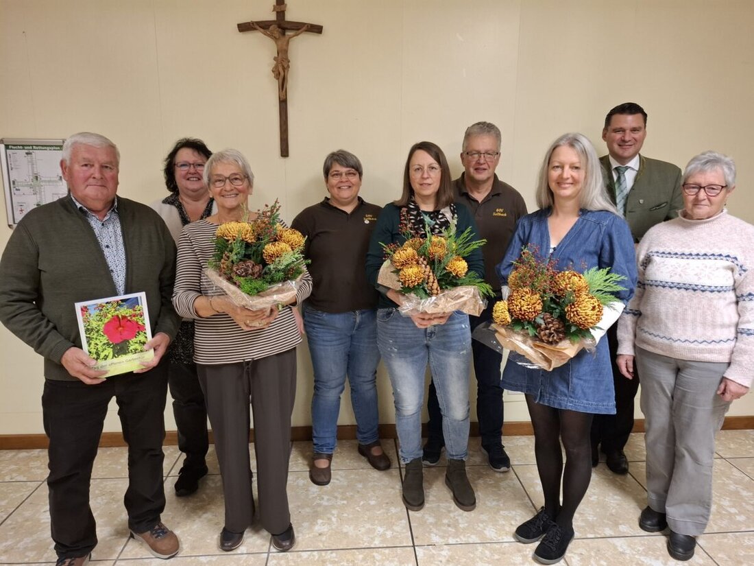Schwandorf. Trotz großer Hitze zog der Tag der offenen Gartentür am 28. Juni 2026 viele Besucher in private Gärten in Schwarzenfeld, Bruck und Sollbach. Im Landratsamt wurden die Gastgeber bei der Abschlussfeier geehrt.