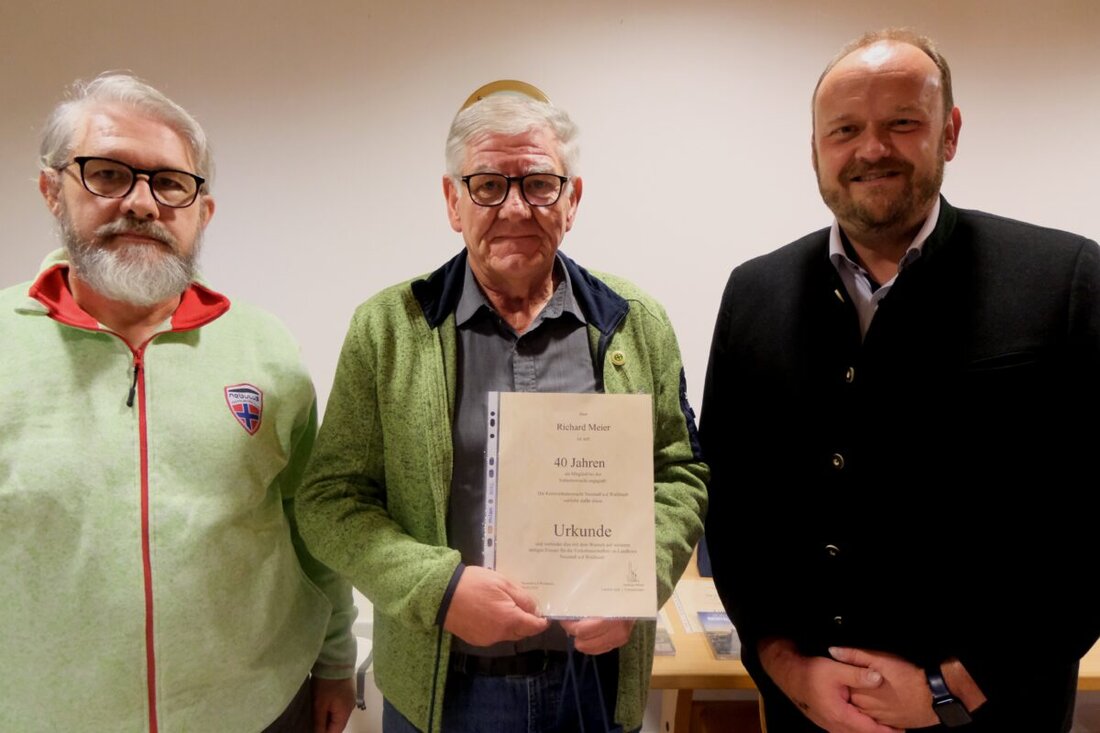 Geschäftsführer Michael Lauterbach (links) und Landrat Andreas Meier (Bild rechts) zeichnen Richard Meier (Bildmitte) für seine 40-jährige Treue zur Verkehrswacht Neustadt/WN
aus. Foto: Fred Lehner.