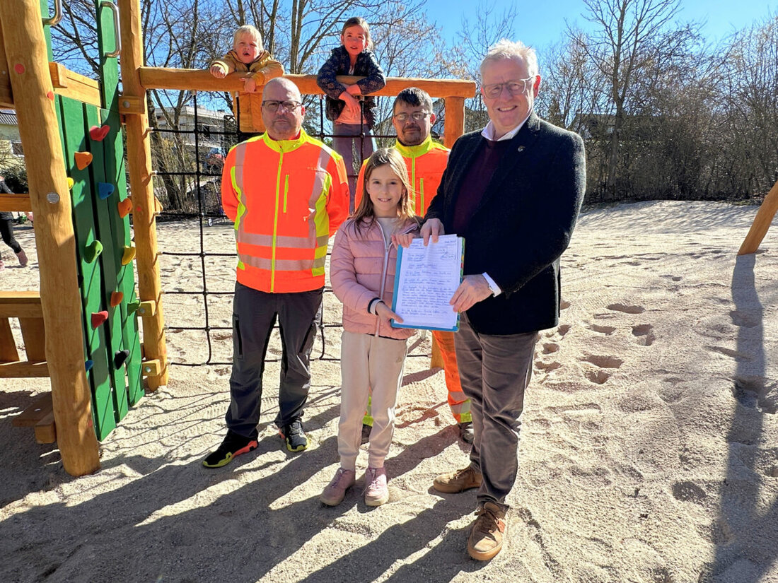 Schwandorf. Der runderneuerte Spielplatz in Kreith wurde pünktlich zum Frühlingsbeginn eröffnet, komplett mit Rutschenturm, Schaukel und mehr. Kinder und Eltern sind begeistert von den neuen Spielgeräten und der Möglichkeit, wieder im Freien zu spielen.