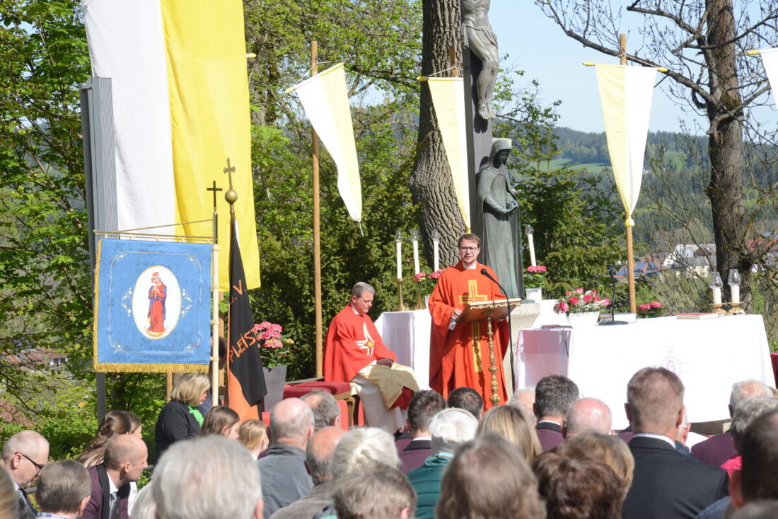 Pleystein. Das Kreuzbergfest lockte trotz kühlem Morgen Besucher zum Gottesdienst auf das Kreuzbergplateau und später zum Markt. Rund 30 Fieranten boten Waren an, die Stadtkapelle spielte, 28 Grad sorgten für Sommerlaune.