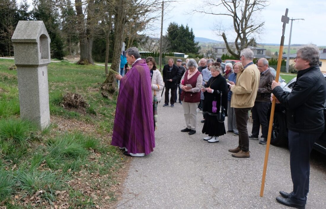 Die katholische Kirchengemeinde Floß führte am Palmsonntag eine Kreuzweg-Andacht auf dem St. Nikolausberg unter dem Motto „Kreuzweg der Hoffnung“ durch. Die Andacht endete mit Gebeten und dem Lied „O du hochheilig Kreuze“.
