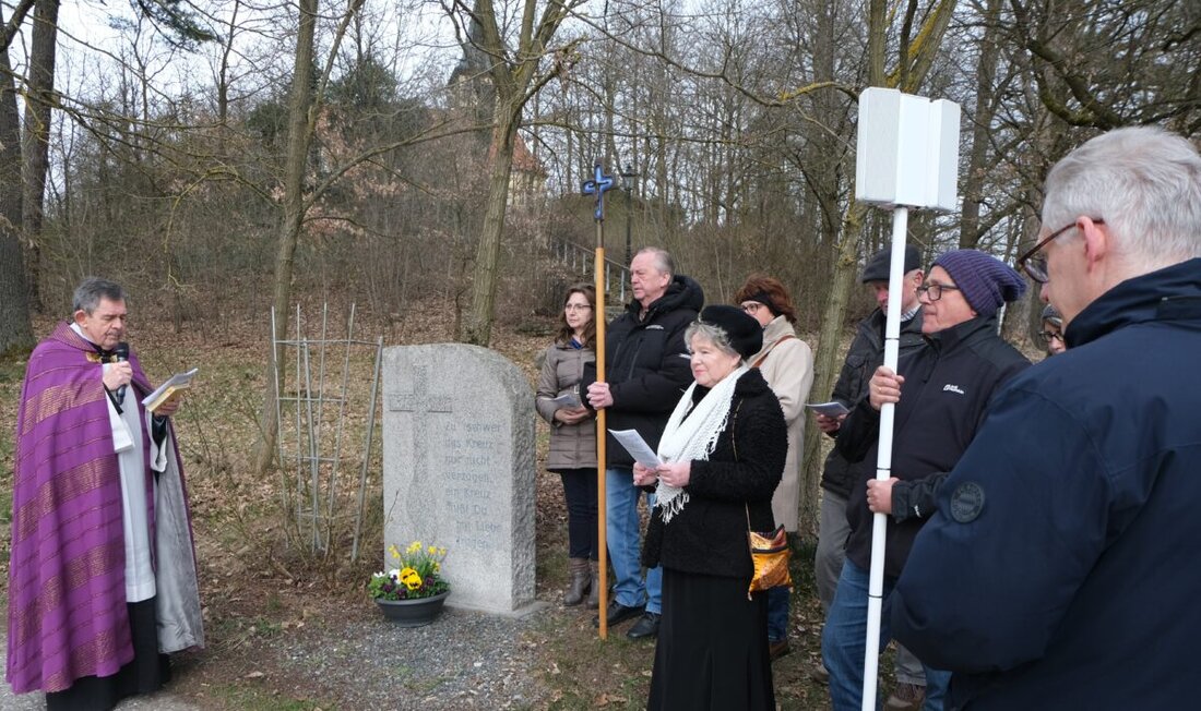 Floß. Am Palmsonntag versammelte sich die Pfarrei St. Johannes der Täufer zur Kreuzweg-Andacht auf dem St. Nikolausberg. Pfarrer Max Früchtl leitete das Gebet an 14 Stationen nach Texten von Werner Eizinger.
