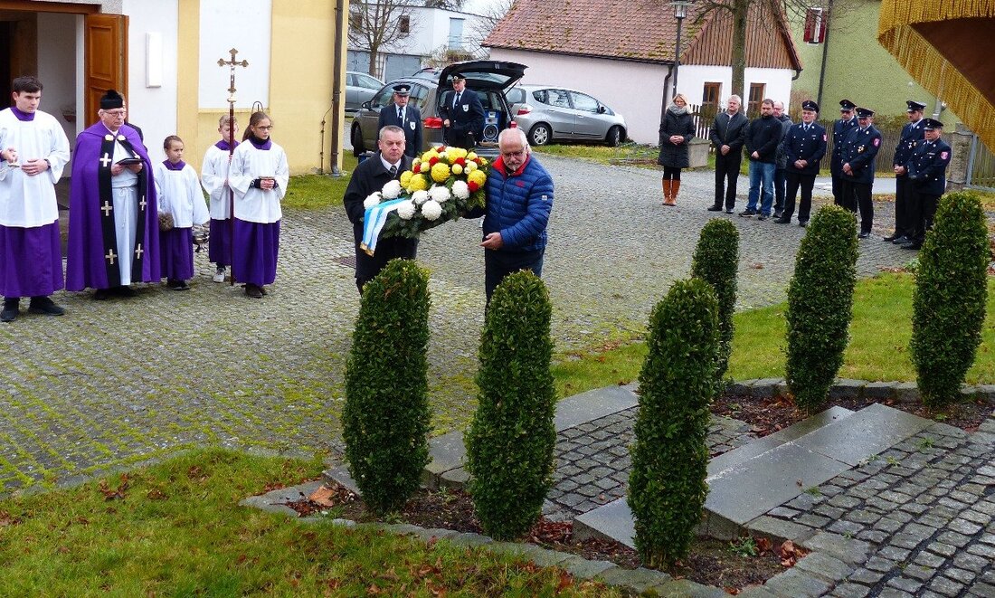 Neudorf. Mit einer Gedenkfeier dachten die Besucher in Neudorf bei Luhe den Gefallenen und Vermissten beider Weltkriege. Als Symbol legten sie Kranzgebinde am Kriegerdenkmal ab. Von Hans Meißner Nach dem Gottesdienst versammelten [&hellip;]
