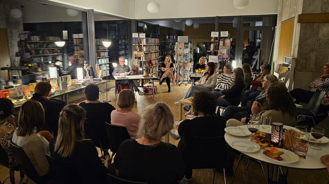 Kohlberg. Der Wein-Lese-Abend läutet in Kohlberg alljährlich den Herbst ein. Das Büchereiteam hatte das Pfarrheim mit Lichtern und Kerzen gemütlich gestaltet und empfing die Besucher mit Fingerfood und anderen Leckereien am reichlich gedeckten Buffet.