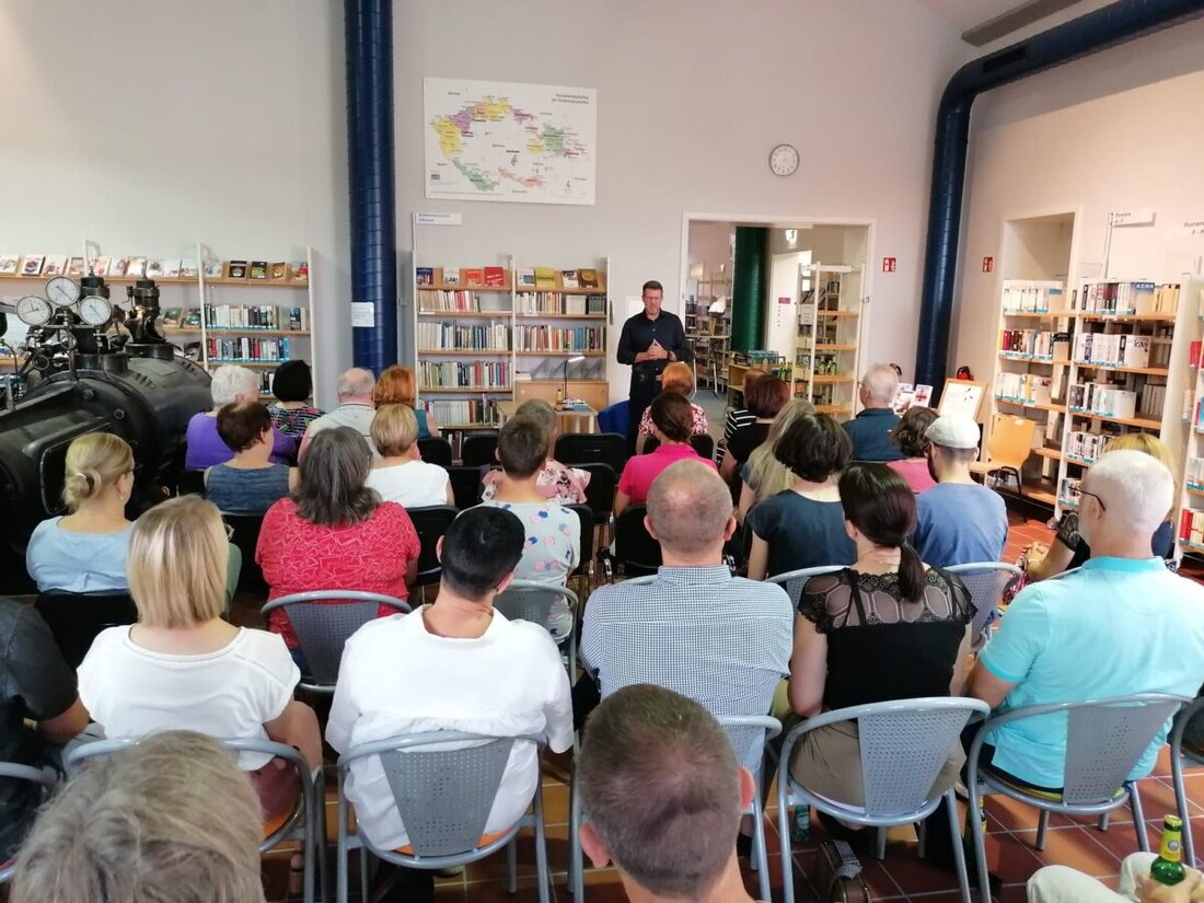 Tirschenreuth. Über 30 Gäste folgten der Krimilesung von Guido Buettgens "Champagnergrab" in der Stadtbücherei, das letzte Buch seiner Trilogie.