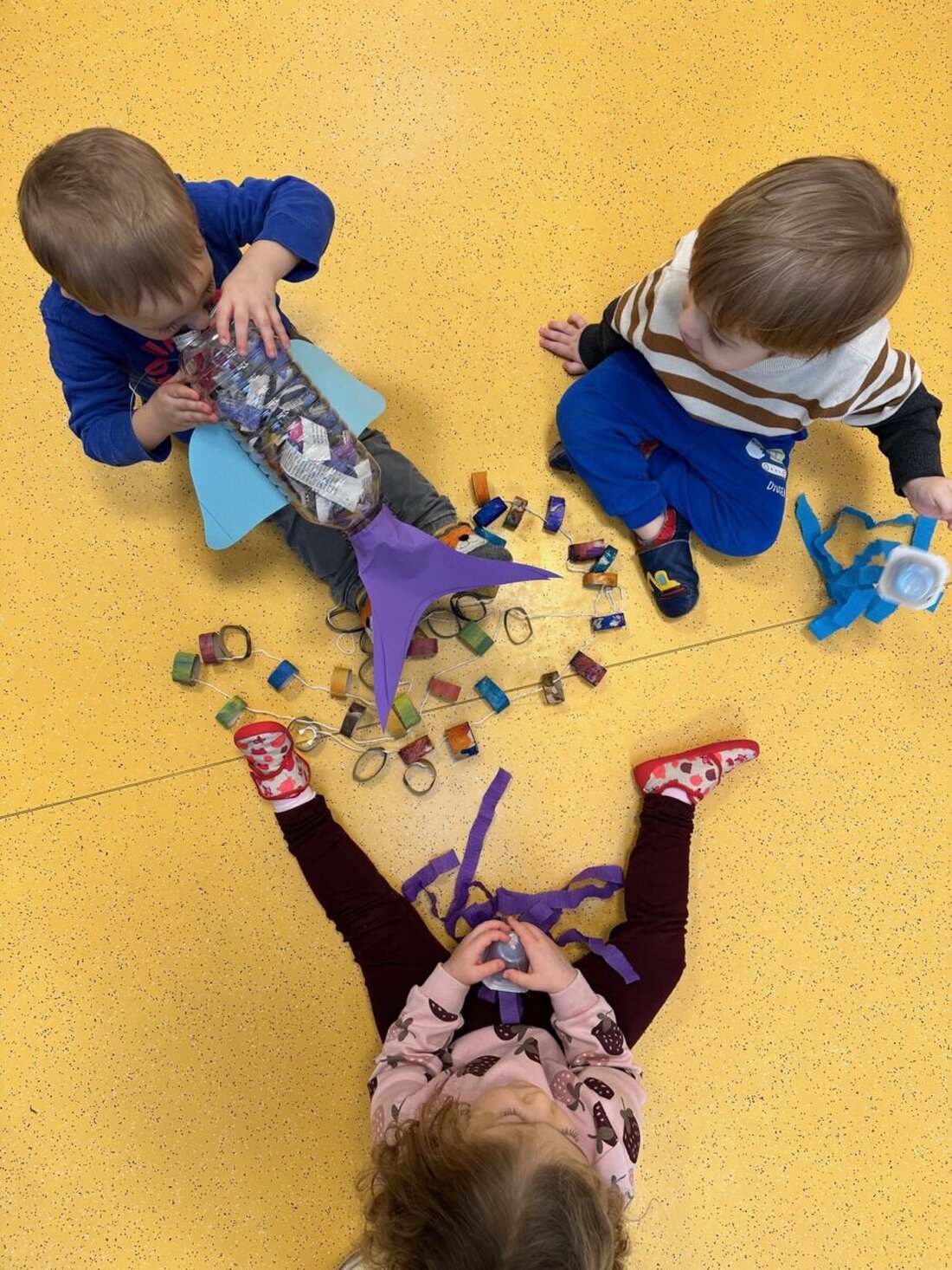 Pirk. In der Johanniter-Kinderkrippe „Pfützenhüpfer“ basteln Kinder bunte Faschingsdeko aus Altmaterial und lernen Nachhaltigkeit. Am 12. März 2026 lädt die Einrichtung von 15 Uhr bis 17 Uhr zum Tag der offenen Tür ein.