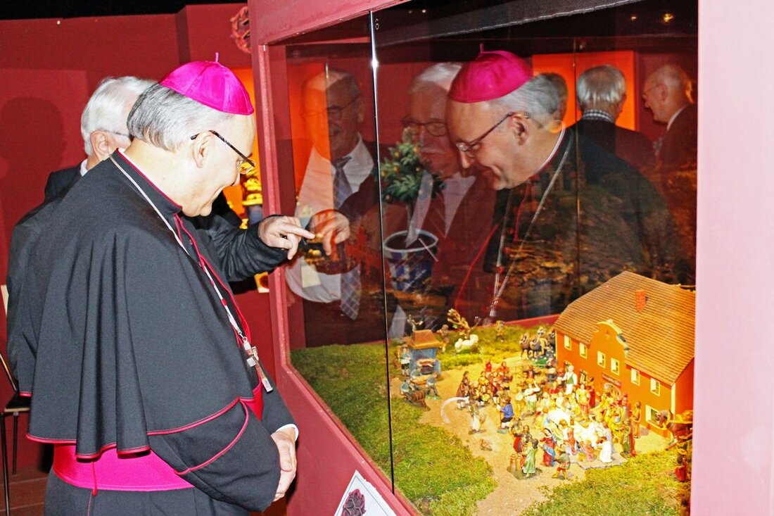 Tirschenreuth. „Wo die Krippe geschätzt wird, ist mir um Weihnachten nicht bange“, erklärte der freudestrahlende Bischof Dr. Rudolf Voderholzer zur Eröffnung der großen Krippenschau im Tirschenreuther MuseumsQuartier. Zwei Stunden lang konnte [&hellip;]