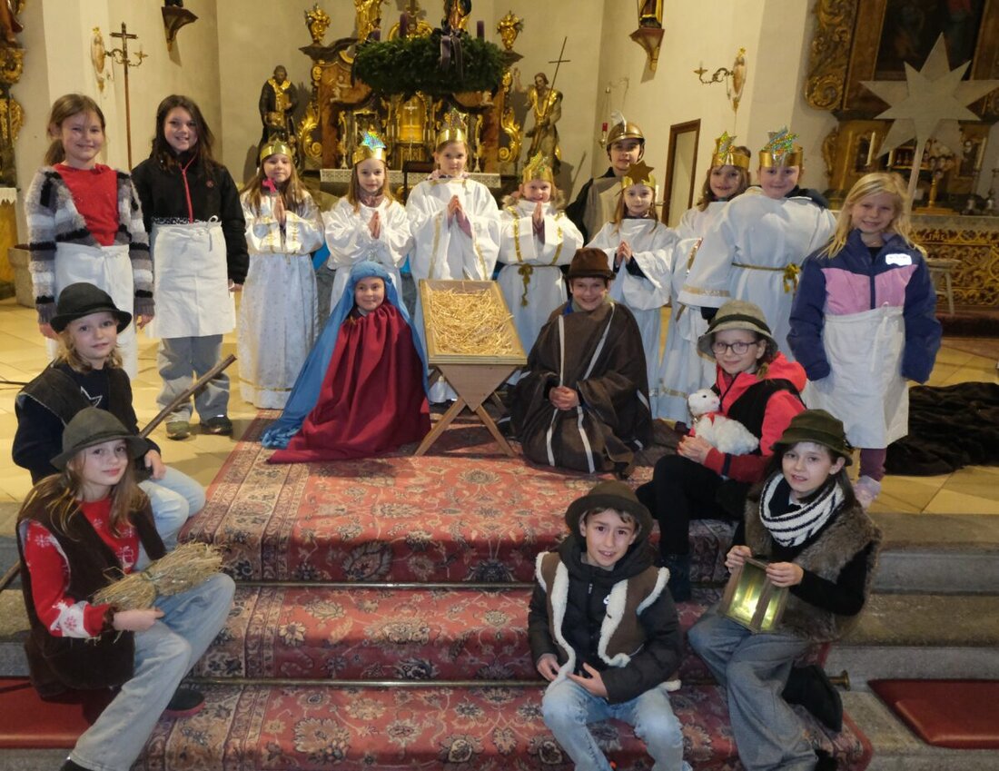 Floß. Am Heiligen Abend spielt das Familiengottesdienst-Team mit bis zu 20 Kindern das Krippenspiel „Ein Kind ist uns geboren“ in St. Johannes der Täufer. Proben laufen seit November, Pfarrer Max Früchtl ist begeistert.