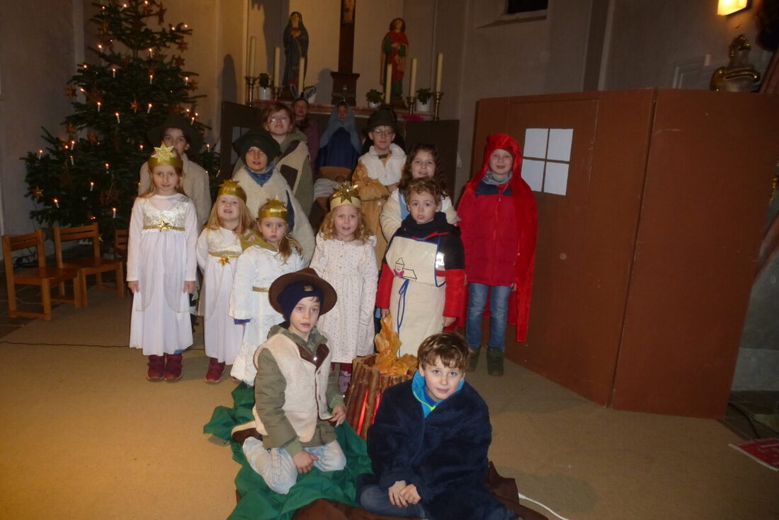 Kaltenbrunn. In der Martinskirche brachte ein modernes Krippenspiel mit 17 Kindern die Weihnachtsbotschaft lebendig auf die Bühne. Humorvolle Bezüge sorgten für Schmunzeln, Applaus und eine festliche Christvesper mit Posaunenchor.