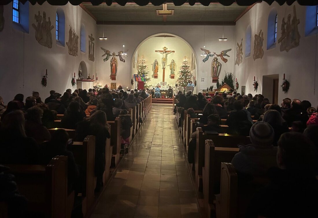 Immenreuth. In der vollen Herz-Jesu-Kirche spielten die jüngsten Gemeindemitglieder an Heiligabend das Krippenspiel und bezogen Kinder wie Erwachsene mit ein. Viele nahmen das Friedenslicht mit nach Hause.