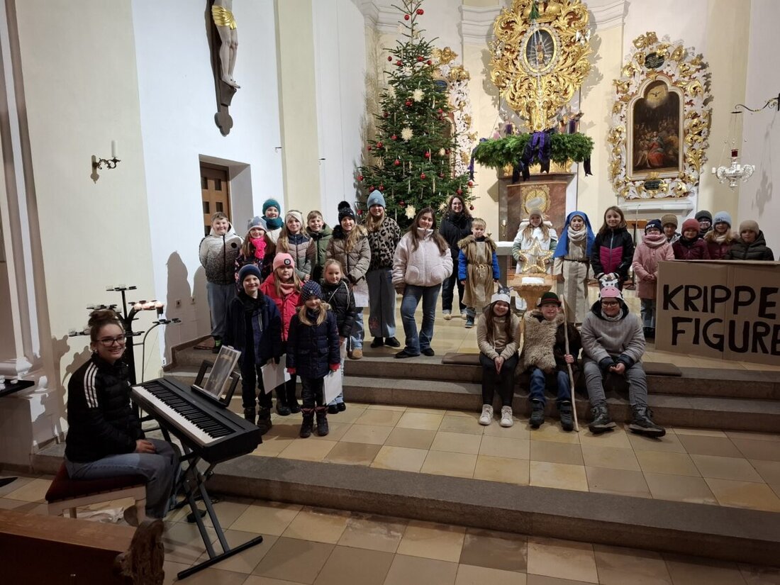 Eslarn. Ein lebendiges Krippenspiel erzählten Kinder in der Kinderchristmette und führten den Aufbau einer Hauskrippe vor. Pfarrer Udo Klösel, der Kinderchor der Musikschule und viele Familien sorgten für festliche Atmosphäre.