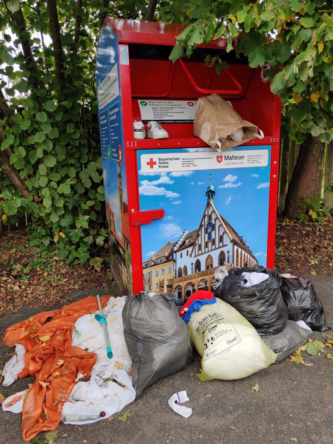 Amberg. Überfüllte Altkleidercontainer im Stadtgebiet sind spürbar, verursacht durch eine Krise im Alttextilienmarkt und logistische Probleme. Die Stadt bittet um Verständnis und zugleich
darum, keine Altkleider neben die vollen Container zu legen.