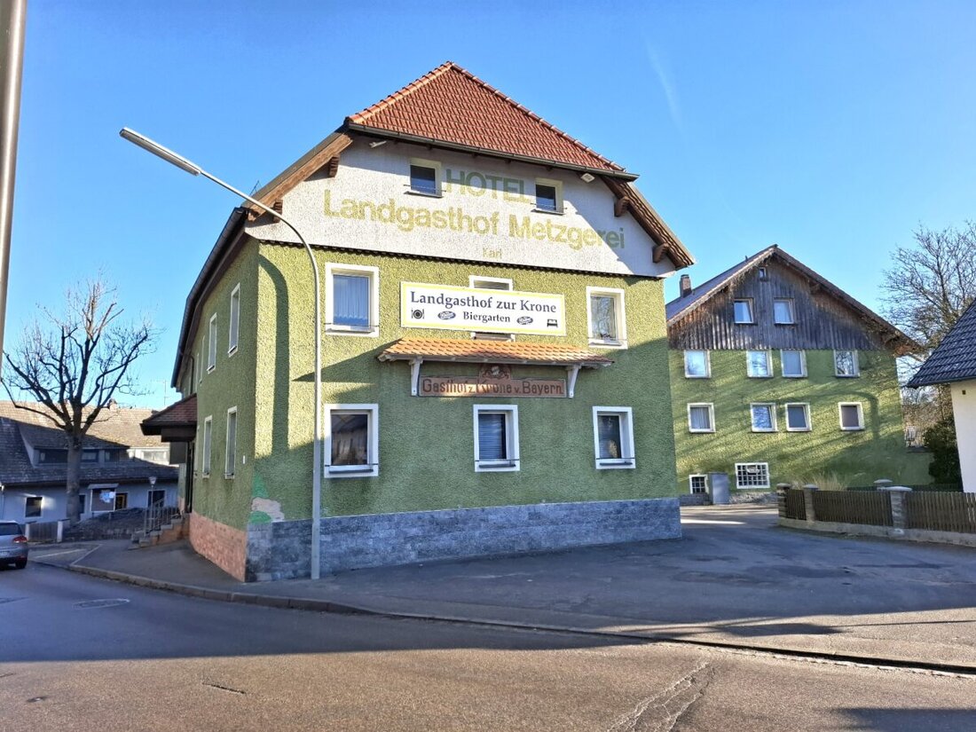 Eslarn. Der traditionsreiche Kuch-Saal in Eslarn erwacht zu neuem Leben: Jürgen und Florian Schmidt übernehmen und laden an Silvester zur Wiedereröffnung ein.