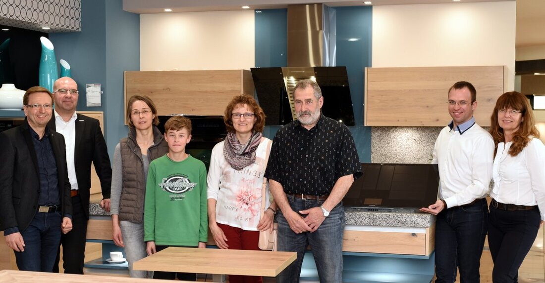 Altenstadt/WN. In den Fachkreisen wird er unter der nüchternen Artikelnummer EEB 6550.8 BCX geführt. Der Laie vermag die umfangreichen Funktionen des Flaggschiffs aus dem Hause Küppersbusch beim Anblick des durchgestylten [&hellip;]