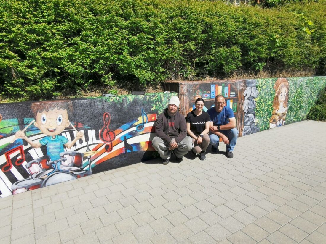 Eslarn. Ein Künstler gestaltete eine kahle Schulmauer in Eslarn mit einem bunten Kunstwerk, finanziert wurde das Projekt vom Elternbeirat. Das Werk zeigt Motive der Schule und beeindruckte Schüler, Lehrer sowie Eltern.