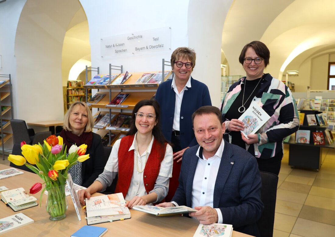 Weiden. „Weiden gezeichnet“ zeigt die Stadt in mehr als 200 Skizzen. Das Reiseskizzenbuch der Künstlerin Coline Eberhard ist für 14 Euro in der Regionalbibliothek und in Buchhandlungen erhältlich.