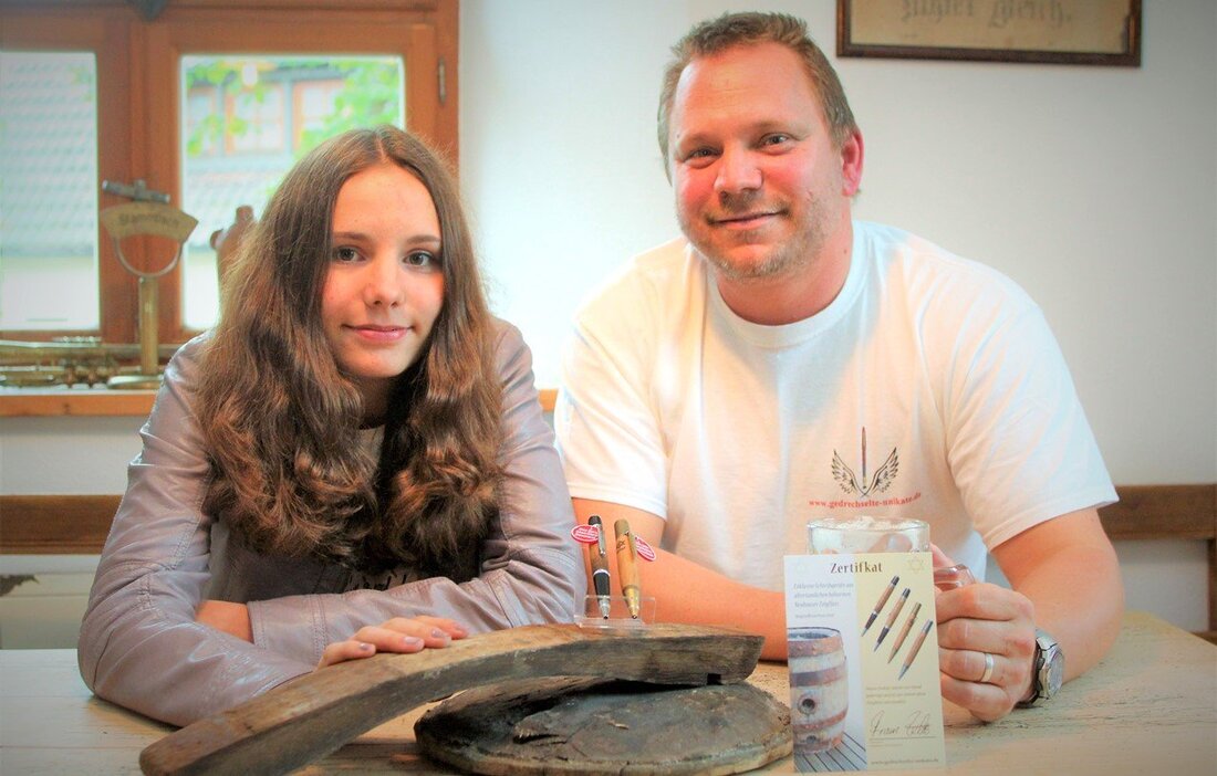 Parkstein. Es sieht verwittert aus. Der Holzwurm hat deutlich sichtbar seine Spuren hinterlassen. Die Metallringe rosten: Das 100 Jahre alte Fass, in dem ausschließlich das süffige Zoiglbier gelagert wurde, kann [&hellip;]