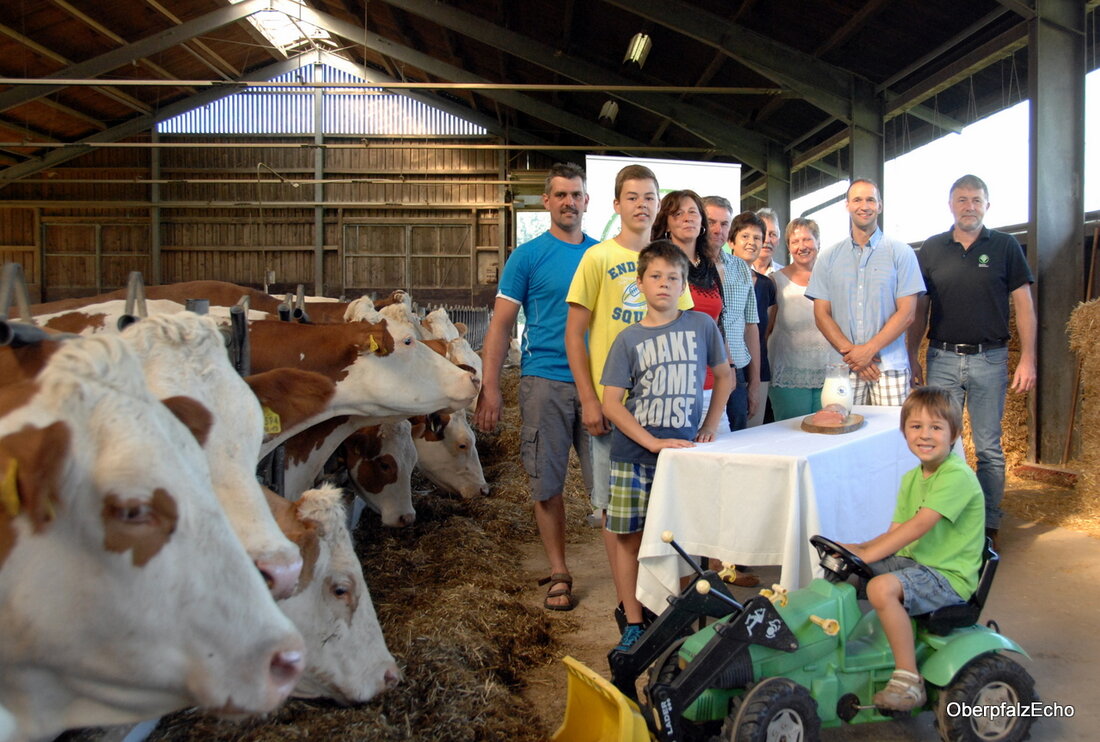  Schweißenreuth/Kemnath. „Viele Bauern stehen finanziell mit dem Rücken zur Wand“, warnte der Kreisobmann des Bayerischen Bauernverbandes (BBV), Ely Eibisch, bei einem Pressegespräch auf dem Hof von Matthias Schiml. Der seit Jahresbeginn 2014 fallende [&hellip;]