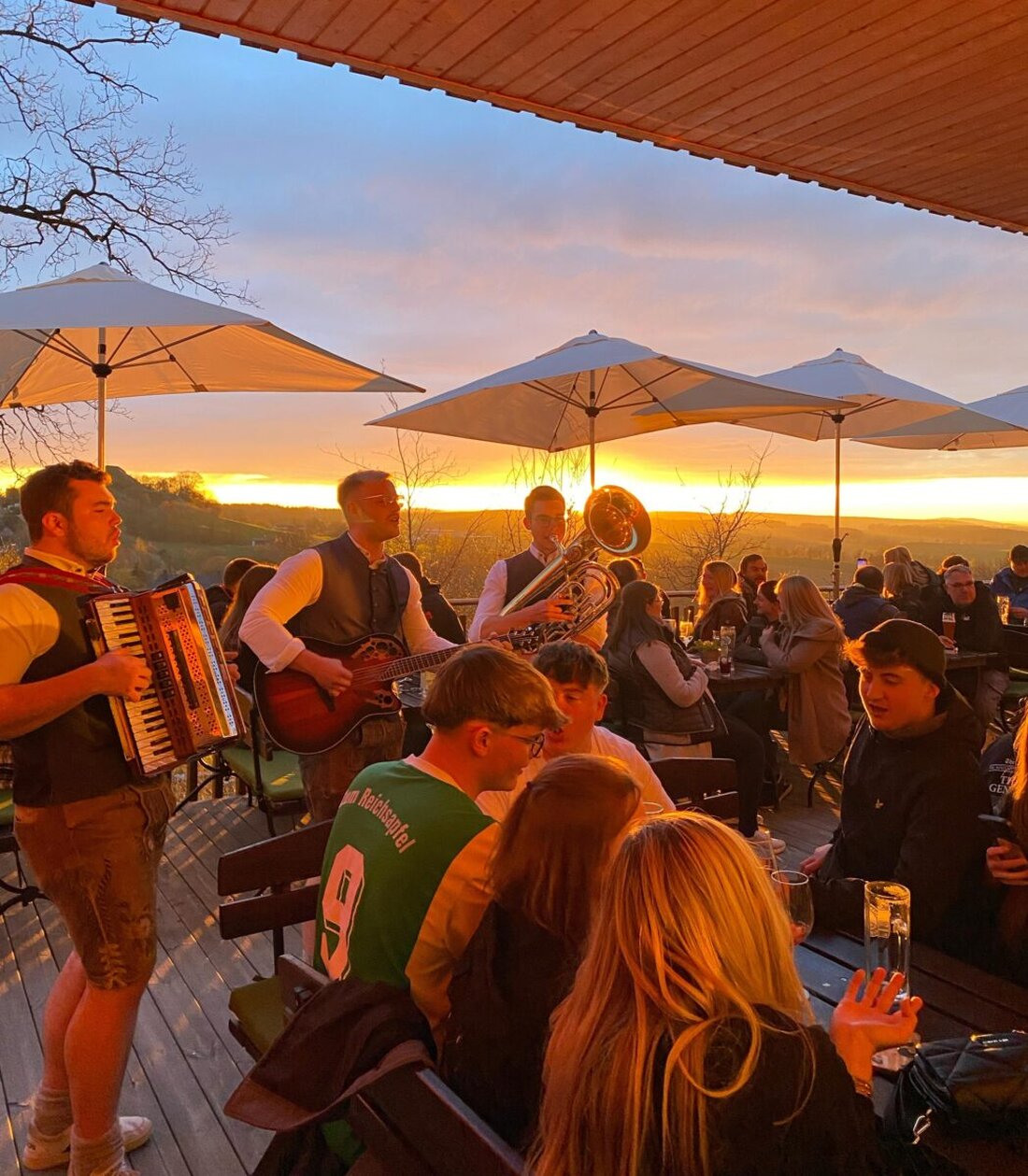 Neustadt/Kulm. Das Ausflugslokal "Kulmterrasse" feierte unter neuem Wirt Jonathan Pöpperl seine Wiedereröffnung mit Musik und bayerischen Schmankerln. Der Ansturm am Rauhen Kulm war enorm.