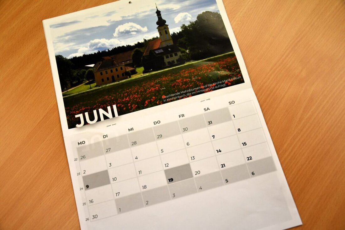 Burglengenfeld. Ein Druckfehler im neuen Burglengenfeld-Kalender für 2025 lässt den Juni 7 Tage missen, schafft aber ungewollt ein Sammlerstück mit 53 Wochen. Der Fehler, der aus einer KI-Panne resultiert, wird nicht korrigiert, um soziale Zwecke zu unterstützen und bleibt als Unikat erhalten.