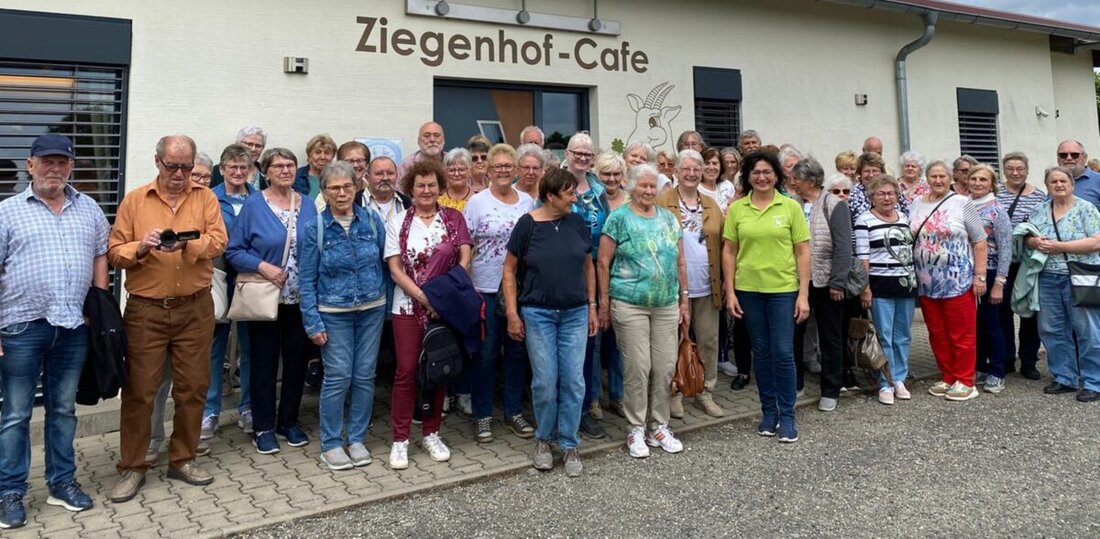 Weiden. Bei sommerlichem Wetter unternahmen Senioren aus Weiden und Mantel einen kulturellen und kulinarischen Tagesausflug, welcher in der Wallfahrtskirche Maria Hilf begann und im "Ziegenhof-Café" mit Musik und Kaffee endete.