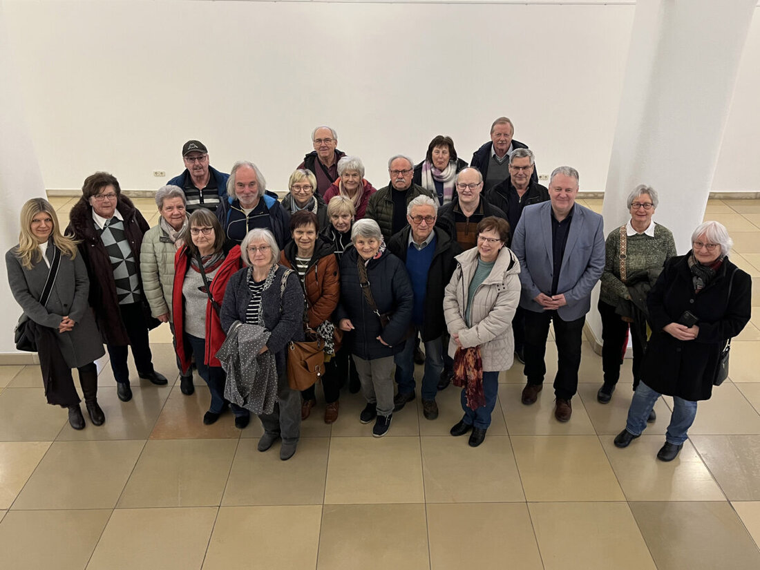 Amberg-Sulzbach. Landrat Richard Reisinger empfing eine 24-köpfige Gruppe aus Sulzbach-Rosenberg, um ihnen das Landratsamt und seine Geschichte näherzubringen.