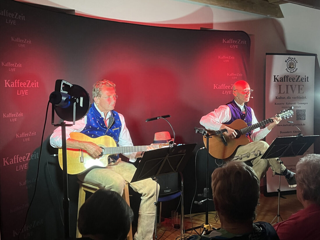 Gleiritsch. „SpuiMaWas? – Einfach glücklich!“ begeisterte im Café „KaffeeZeit – Das Dorfcafe“ mit musikalischem Kabarett und feinem Wortwitz und ließ das Publikum mitsingen, lachen und kurz den Alltag vergessen. Zugabe inklusive.