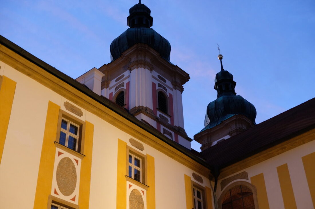 Speinshart. Das Kloster Speinshart lädt zu "Literarischen Begegnungen" ein, eine Veranstaltungsreihe, die die Welt der Literatur und persönlichen Austausch in den Fokus rückt. Die erste Lesung findet am 13. Februar 2025 statt und beschäftigt sich mit uralten Märchen ohne Zuckerguss.
