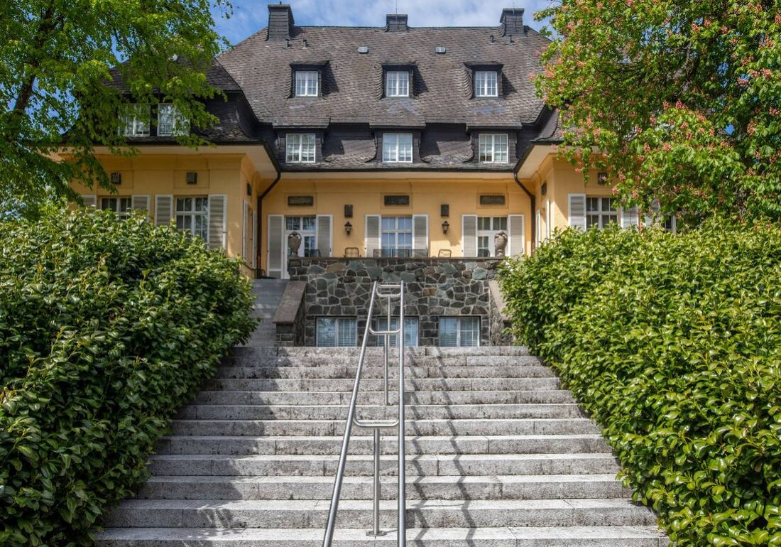 Selb. Stadt Selb - Kulturamt lädt als Veranstalter ins Rosenthal-Theater in Selb ein und macht damit auf das kulturelle Angebot am Standort Selb, Rosenthal-Theater aufmerksam. Ein Ticket erhalten Interessierte bequem online über okticket.de.