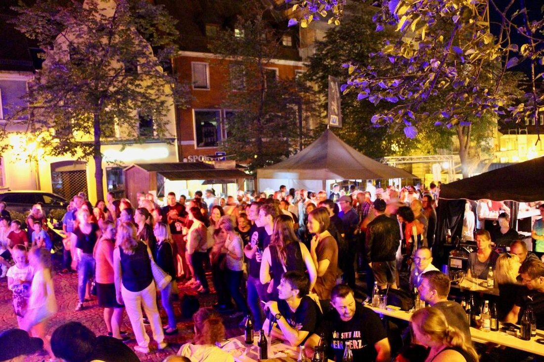 Vohenstrauß. Die Vohenstraußer Kulturnacht bot zahlreiche kulturelle und kulinarische Attraktionen: Besonders lebhaft ging es am Marktplatz zu, auf dem zur Primetime rund 800 Besucher den Klängen der Showbühne lauschten. Den Veranstaltern [&hellip;]